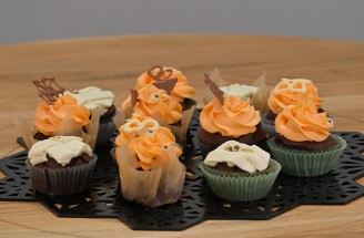 RECEPT: Halloweenske cupcakes s karamelovou plnkou z Pečie celé Slovensko